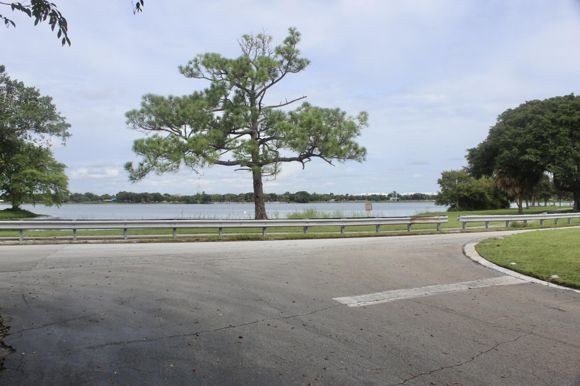 2440 Lake Osborne Drive 105, Lake Worth Beach, FL 33461, Lake Worth Beach - Photo 5