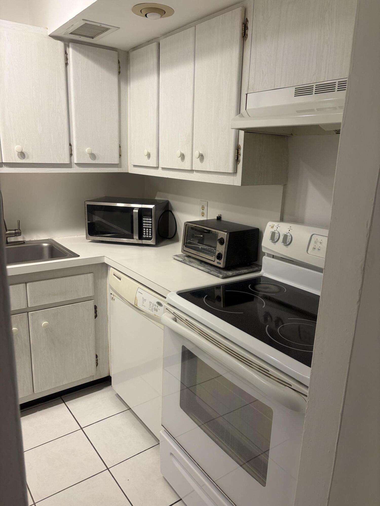 2400 NE 33rd Avenue 202, Fort Lauderdale, FL 33305, Fort Lauderdale - Photo 2