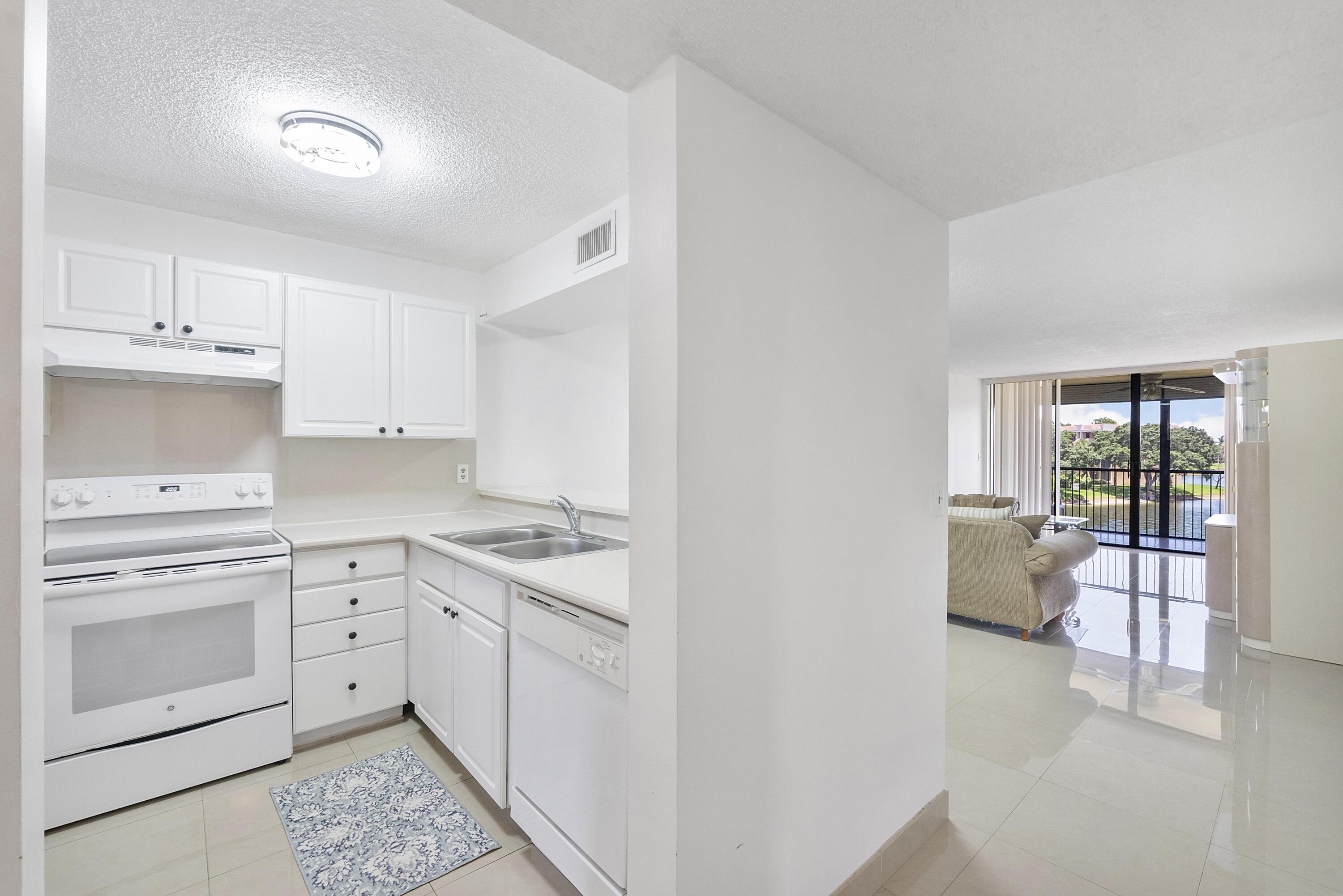 5828 CORAL LAKE Drive 304, Margate, FL 33063, Margate - Photo 2