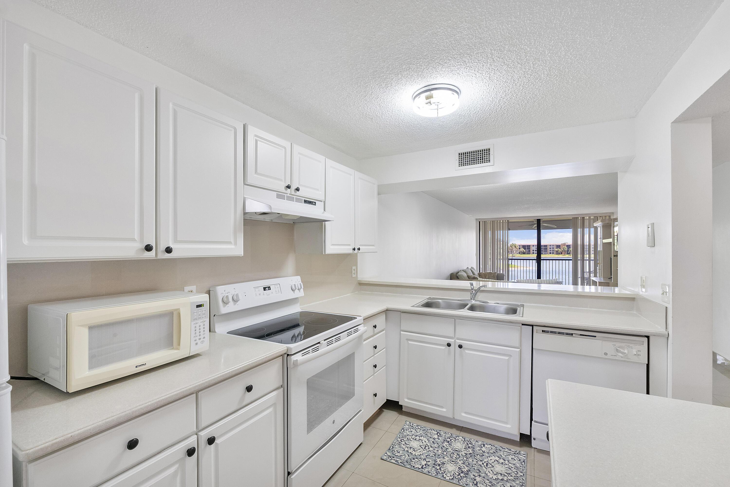 5828 CORAL LAKE Drive 304, Margate, FL 33063, Margate - Photo 4
