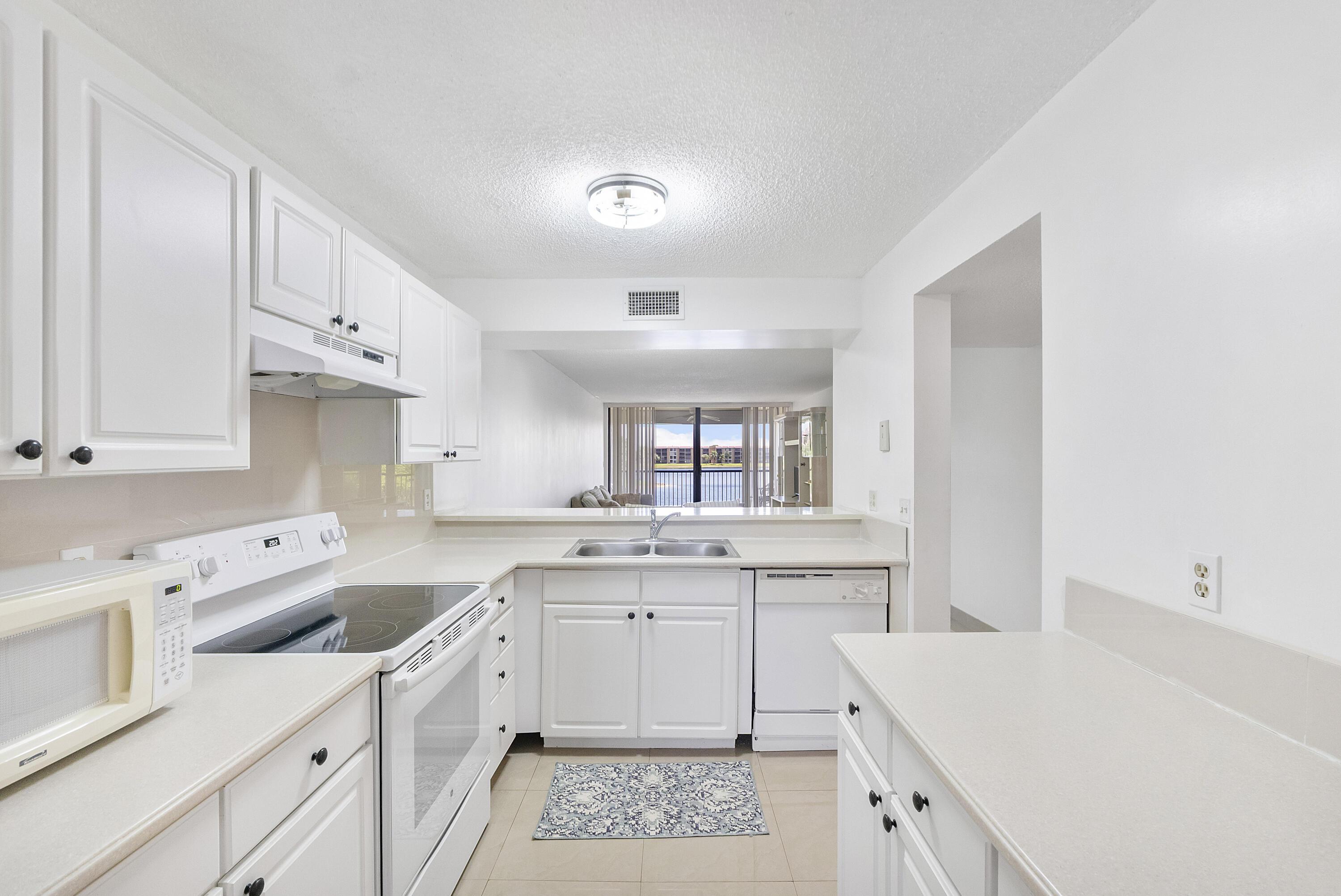 5828 CORAL LAKE Drive 304, Margate, FL 33063, Margate - Photo 5