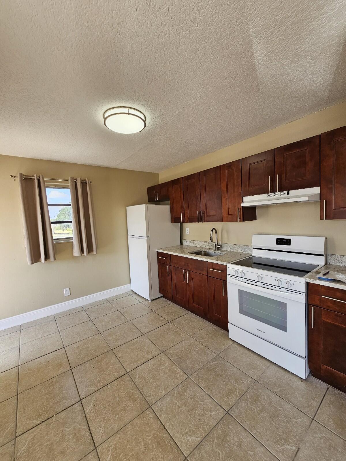 1200 W BLUE HERON Boulevard 8, Riviera Beach, FL 33404, Riviera Beach - Photo 3