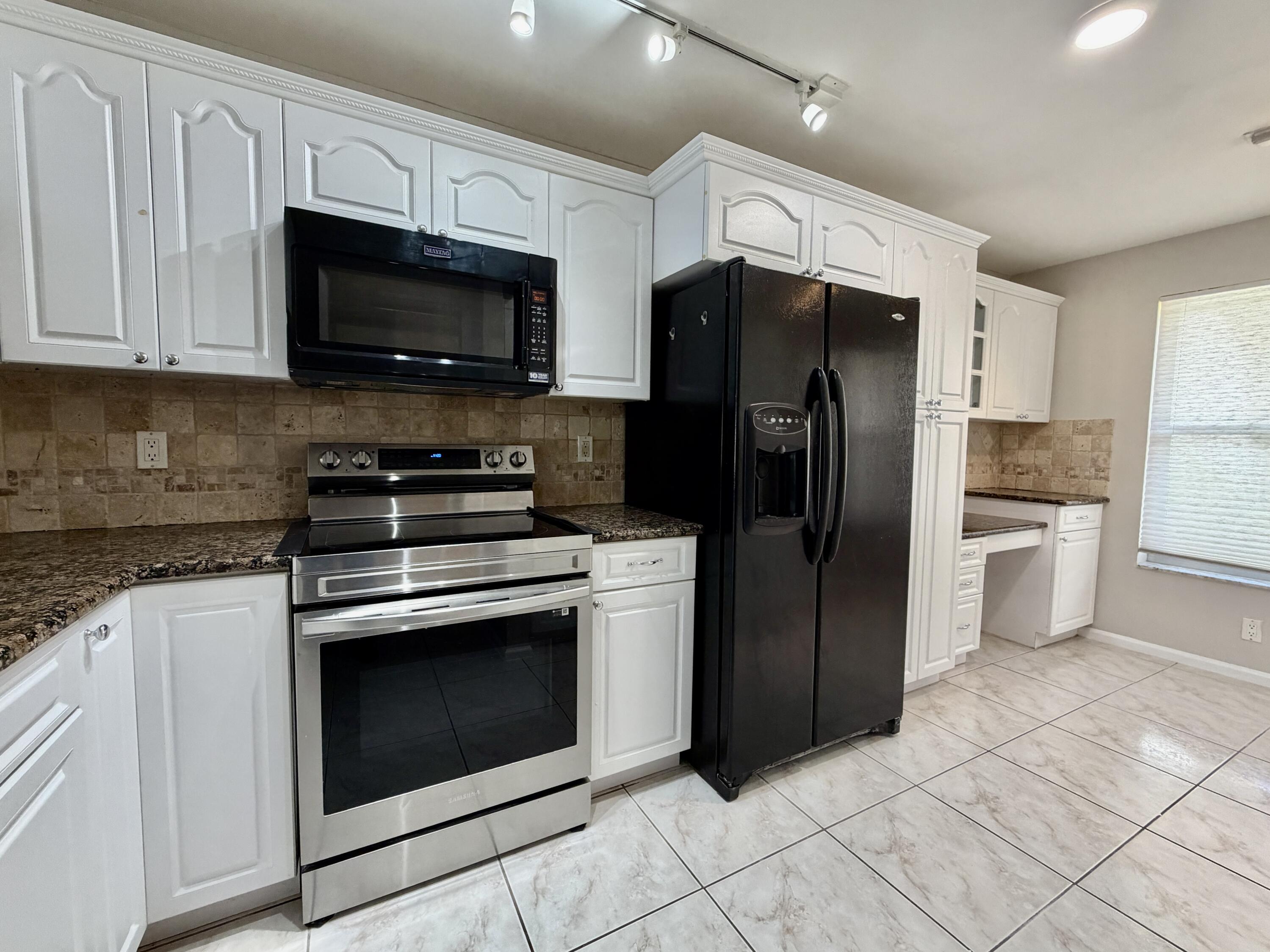 7426 PINEWALK Drive S 19-4, Margate, FL 33063, Margate - Photo 3