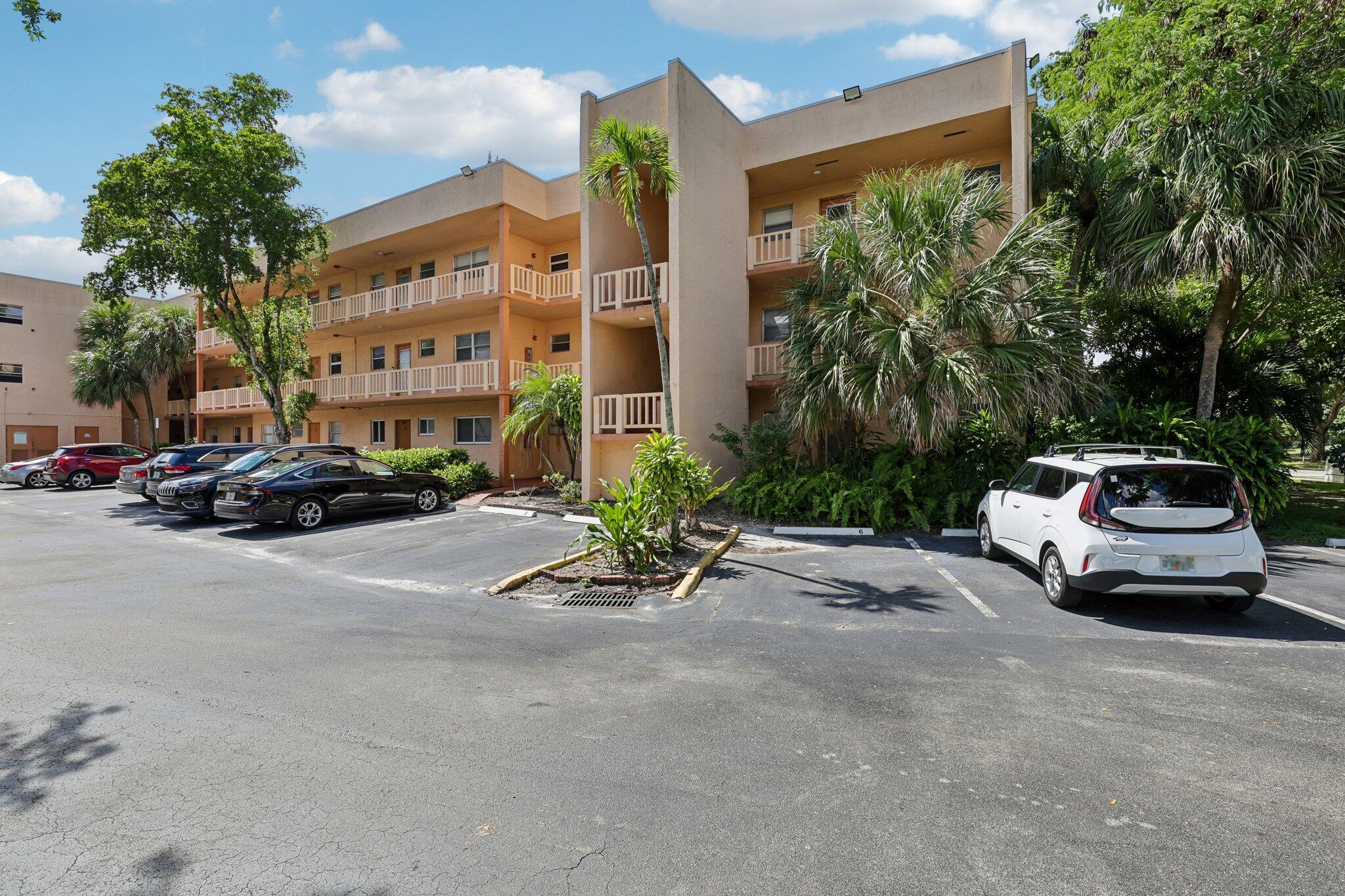 8400 LAGOS DE CAMPO Boulevard 303, Tamarac, FL 33321, Tamarac