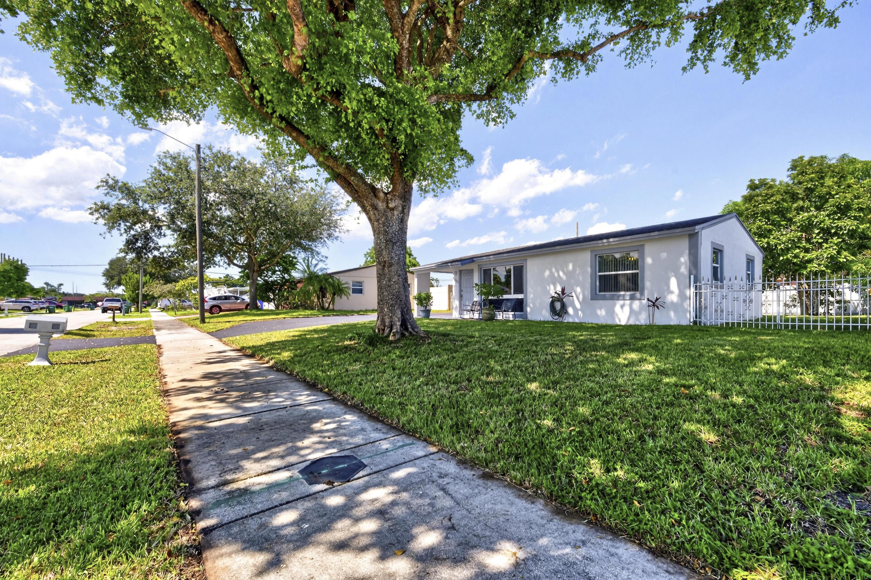4821 SW 18TH Street, Fort Lauderdale, FL 33317, Fort Lauderdale - Photo 2