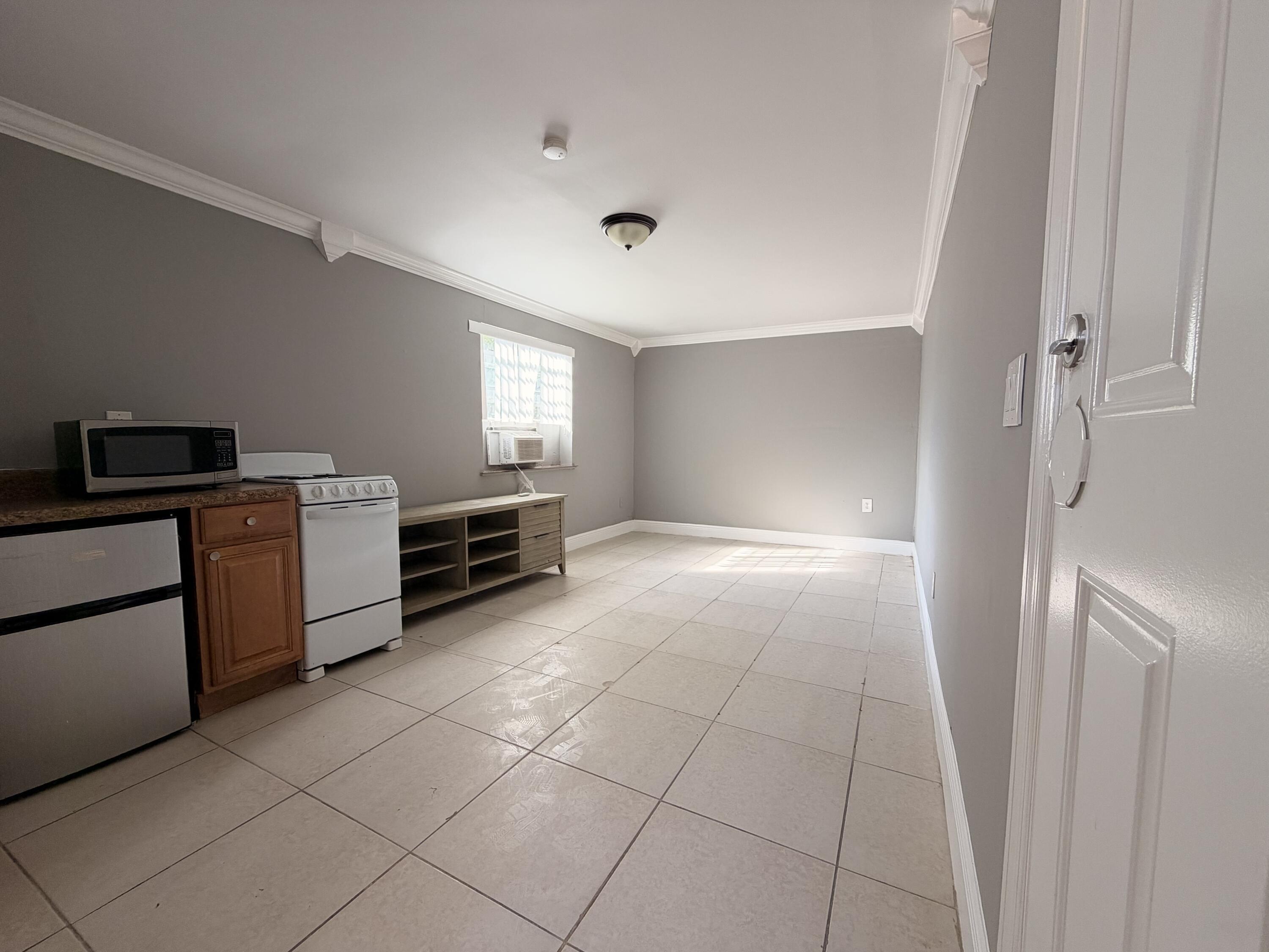 2438 Thomas Street 1, Hollywood, FL 33020, Hollywood - Photo 2