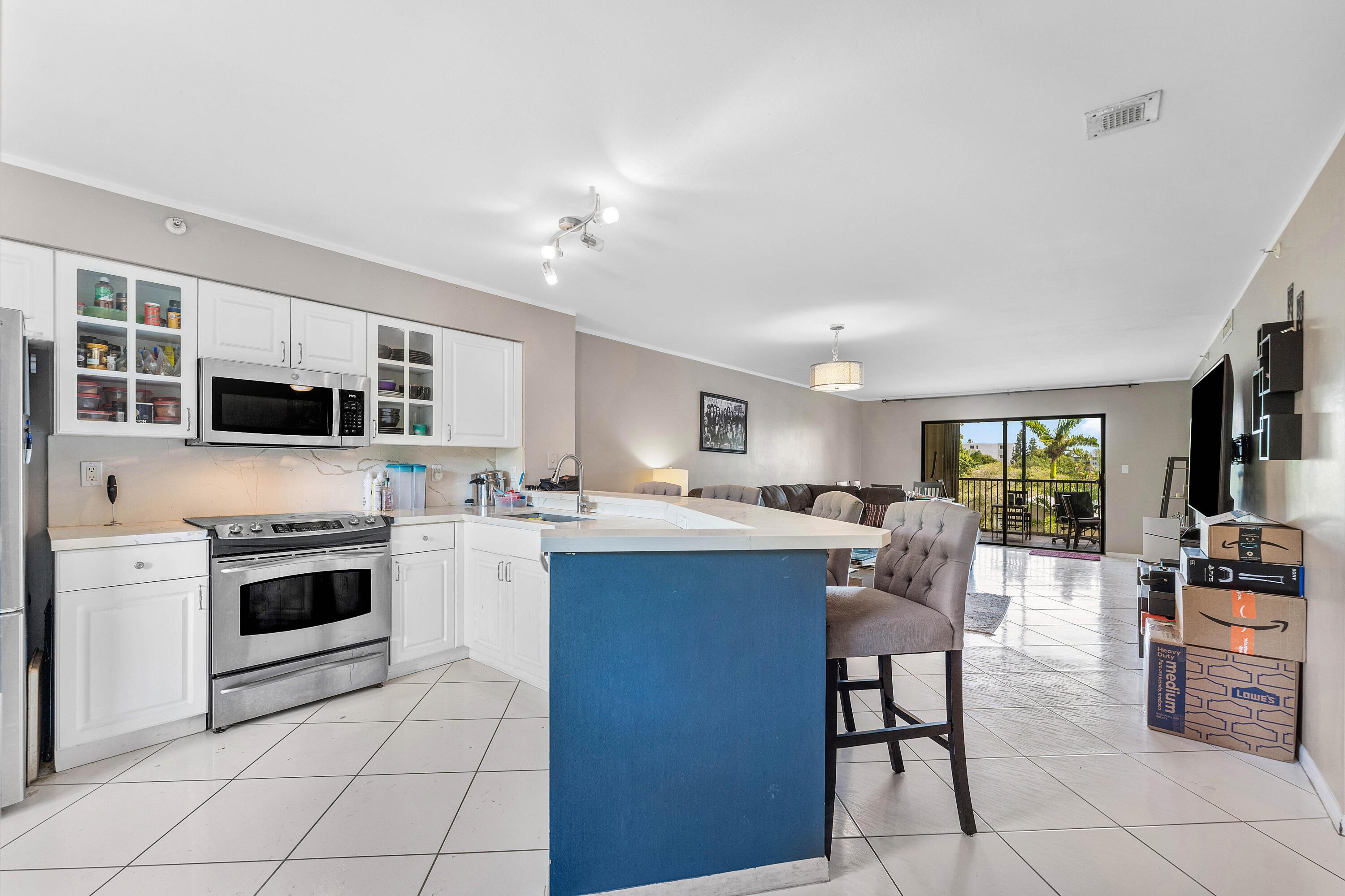 2205 S CYPRESS BEND Drive 302, Pompano Beach, FL 33069, Pompano Beach - Photo 4