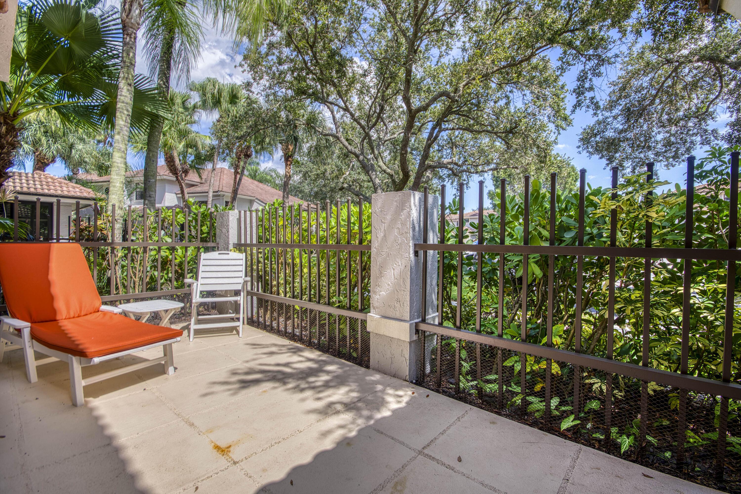 368 Prestwick Circle 4, Palm Beach Gardens, FL 33418, Palm Beach Gardens - Photo 4