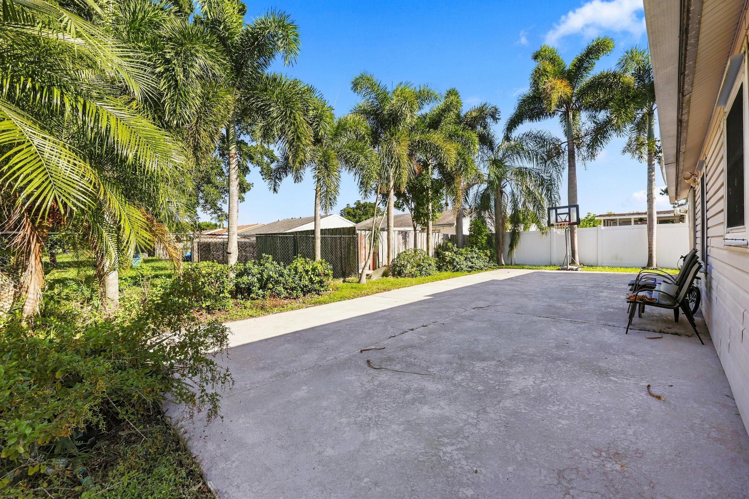 5215 Canal Circle W, Lake Worth, FL 33467, Lake Worth - Photo 3